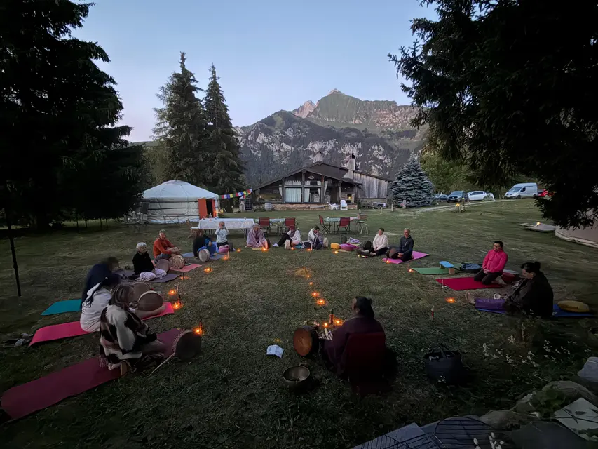 Séance collective en alpage lors d'un stage